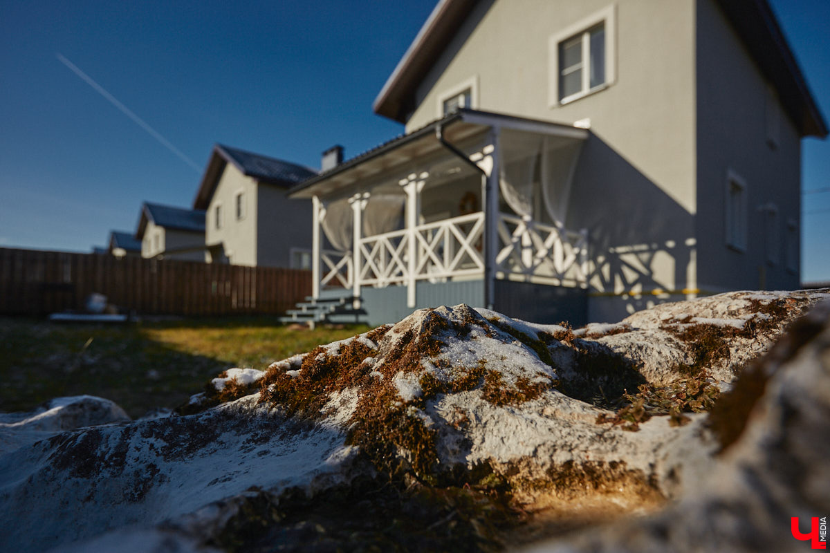 Полина Семина&nbsp;— мастер на&nbsp;все руки. Новый дом, в&nbsp;который они с&nbsp;мужем переехали год назад, она оформила сама. Целиком проработала и&nbsp;реализовала дизайн-концепцию, украсила комнаты своим авторским декором, хендмейд-изделиями и&nbsp;текстилем. Все это оказалось под силу хрупкой девушке, которая с&nbsp;удовольствием провела нам экскурсию по&nbsp;своему этножилищу.