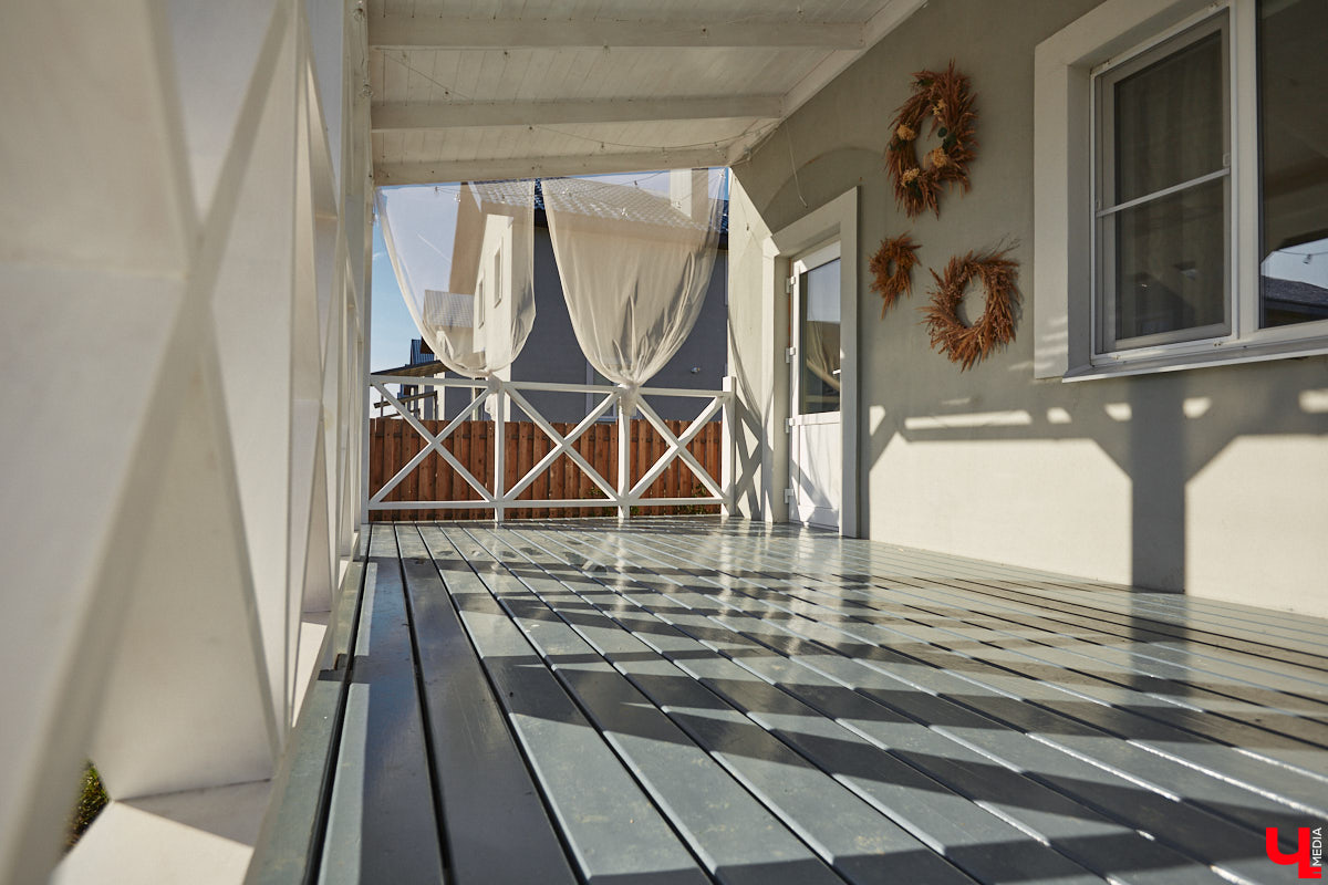 Полина Семина&nbsp;— мастер на&nbsp;все руки. Новый дом, в&nbsp;который они с&nbsp;мужем переехали год назад, она оформила сама. Целиком проработала и&nbsp;реализовала дизайн-концепцию, украсила комнаты своим авторским декором, хендмейд-изделиями и&nbsp;текстилем. Все это оказалось под силу хрупкой девушке, которая с&nbsp;удовольствием провела нам экскурсию по&nbsp;своему этножилищу.