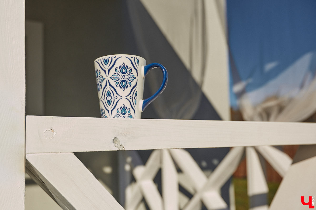 Полина Семина&nbsp;— мастер на&nbsp;все руки. Новый дом, в&nbsp;который они с&nbsp;мужем переехали год назад, она оформила сама. Целиком проработала и&nbsp;реализовала дизайн-концепцию, украсила комнаты своим авторским декором, хендмейд-изделиями и&nbsp;текстилем. Все это оказалось под силу хрупкой девушке, которая с&nbsp;удовольствием провела нам экскурсию по&nbsp;своему этножилищу.