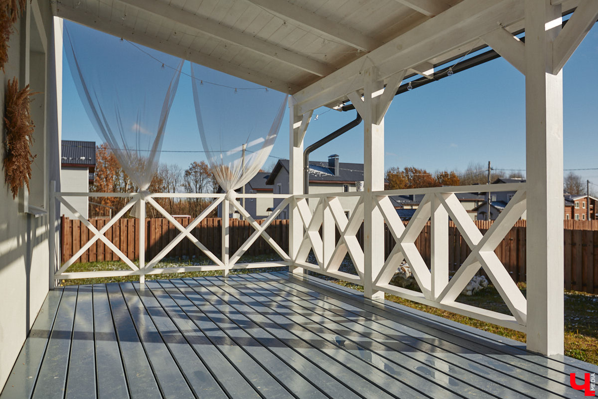 Полина Семина&nbsp;— мастер на&nbsp;все руки. Новый дом, в&nbsp;который они с&nbsp;мужем переехали год назад, она оформила сама. Целиком проработала и&nbsp;реализовала дизайн-концепцию, украсила комнаты своим авторским декором, хендмейд-изделиями и&nbsp;текстилем. Все это оказалось под силу хрупкой девушке, которая с&nbsp;удовольствием провела нам экскурсию по&nbsp;своему этножилищу.