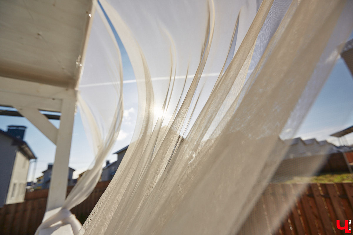 Полина Семина&nbsp;— мастер на&nbsp;все руки. Новый дом, в&nbsp;который они с&nbsp;мужем переехали год назад, она оформила сама. Целиком проработала и&nbsp;реализовала дизайн-концепцию, украсила комнаты своим авторским декором, хендмейд-изделиями и&nbsp;текстилем. Все это оказалось под силу хрупкой девушке, которая с&nbsp;удовольствием провела нам экскурсию по&nbsp;своему этножилищу.