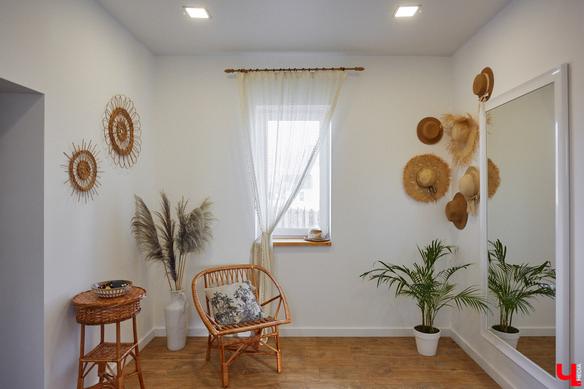 Полина Семина&nbsp;— мастер на&nbsp;все руки. Новый дом, в&nbsp;который они с&nbsp;мужем переехали год назад, она оформила сама. Целиком проработала и&nbsp;реализовала дизайн-концепцию, украсила комнаты своим авторским декором, хендмейд-изделиями и&nbsp;текстилем. Все это оказалось под силу хрупкой девушке, которая с&nbsp;удовольствием провела нам экскурсию по&nbsp;своему этножилищу.