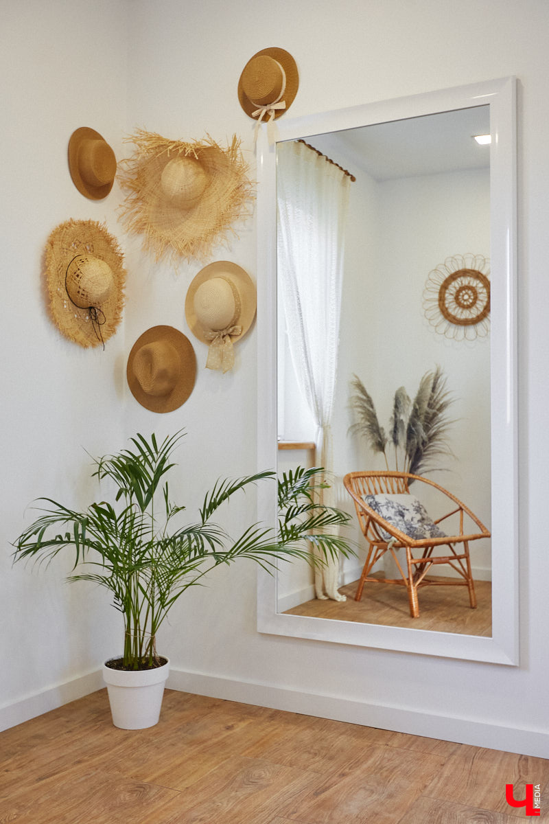 Полина Семина&nbsp;— мастер на&nbsp;все руки. Новый дом, в&nbsp;который они с&nbsp;мужем переехали год назад, она оформила сама. Целиком проработала и&nbsp;реализовала дизайн-концепцию, украсила комнаты своим авторским декором, хендмейд-изделиями и&nbsp;текстилем. Все это оказалось под силу хрупкой девушке, которая с&nbsp;удовольствием провела нам экскурсию по&nbsp;своему этножилищу.