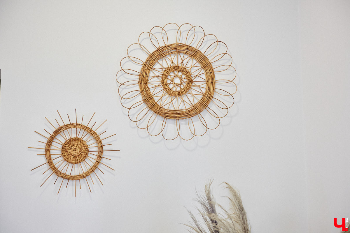 Полина Семина&nbsp;— мастер на&nbsp;все руки. Новый дом, в&nbsp;который они с&nbsp;мужем переехали год назад, она оформила сама. Целиком проработала и&nbsp;реализовала дизайн-концепцию, украсила комнаты своим авторским декором, хендмейд-изделиями и&nbsp;текстилем. Все это оказалось под силу хрупкой девушке, которая с&nbsp;удовольствием провела нам экскурсию по&nbsp;своему этножилищу.