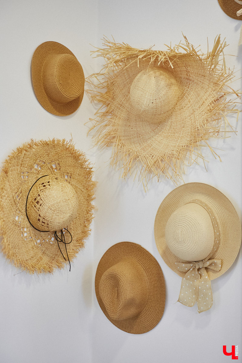 Полина Семина&nbsp;— мастер на&nbsp;все руки. Новый дом, в&nbsp;который они с&nbsp;мужем переехали год назад, она оформила сама. Целиком проработала и&nbsp;реализовала дизайн-концепцию, украсила комнаты своим авторским декором, хендмейд-изделиями и&nbsp;текстилем. Все это оказалось под силу хрупкой девушке, которая с&nbsp;удовольствием провела нам экскурсию по&nbsp;своему этножилищу.