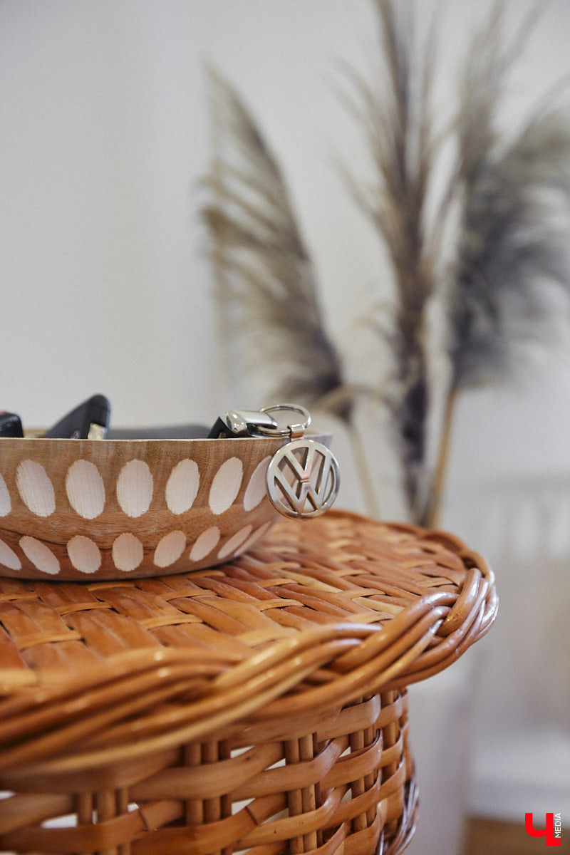 Полина Семина&nbsp;— мастер на&nbsp;все руки. Новый дом, в&nbsp;который они с&nbsp;мужем переехали год назад, она оформила сама. Целиком проработала и&nbsp;реализовала дизайн-концепцию, украсила комнаты своим авторским декором, хендмейд-изделиями и&nbsp;текстилем. Все это оказалось под силу хрупкой девушке, которая с&nbsp;удовольствием провела нам экскурсию по&nbsp;своему этножилищу.