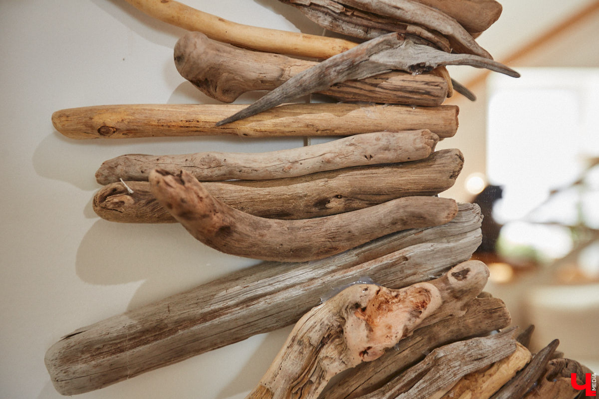 Полина Семина&nbsp;— мастер на&nbsp;все руки. Новый дом, в&nbsp;который они с&nbsp;мужем переехали год назад, она оформила сама. Целиком проработала и&nbsp;реализовала дизайн-концепцию, украсила комнаты своим авторским декором, хендмейд-изделиями и&nbsp;текстилем. Все это оказалось под силу хрупкой девушке, которая с&nbsp;удовольствием провела нам экскурсию по&nbsp;своему этножилищу.