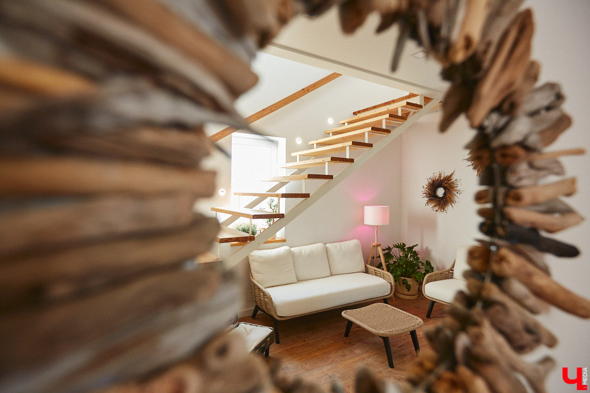 Полина Семина&nbsp;— мастер на&nbsp;все руки. Новый дом, в&nbsp;который они с&nbsp;мужем переехали год назад, она оформила сама. Целиком проработала и&nbsp;реализовала дизайн-концепцию, украсила комнаты своим авторским декором, хендмейд-изделиями и&nbsp;текстилем. Все это оказалось под силу хрупкой девушке, которая с&nbsp;удовольствием провела нам экскурсию по&nbsp;своему этножилищу.