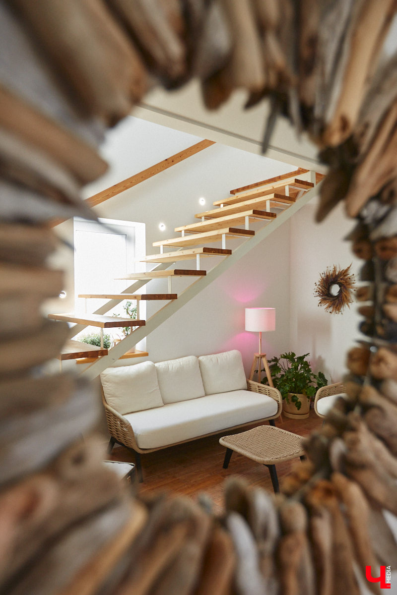 Полина Семина&nbsp;— мастер на&nbsp;все руки. Новый дом, в&nbsp;который они с&nbsp;мужем переехали год назад, она оформила сама. Целиком проработала и&nbsp;реализовала дизайн-концепцию, украсила комнаты своим авторским декором, хендмейд-изделиями и&nbsp;текстилем. Все это оказалось под силу хрупкой девушке, которая с&nbsp;удовольствием провела нам экскурсию по&nbsp;своему этножилищу.