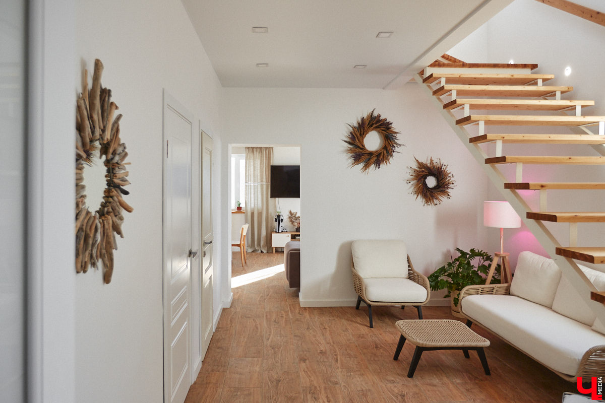 Полина Семина&nbsp;— мастер на&nbsp;все руки. Новый дом, в&nbsp;который они с&nbsp;мужем переехали год назад, она оформила сама. Целиком проработала и&nbsp;реализовала дизайн-концепцию, украсила комнаты своим авторским декором, хендмейд-изделиями и&nbsp;текстилем. Все это оказалось под силу хрупкой девушке, которая с&nbsp;удовольствием провела нам экскурсию по&nbsp;своему этножилищу.