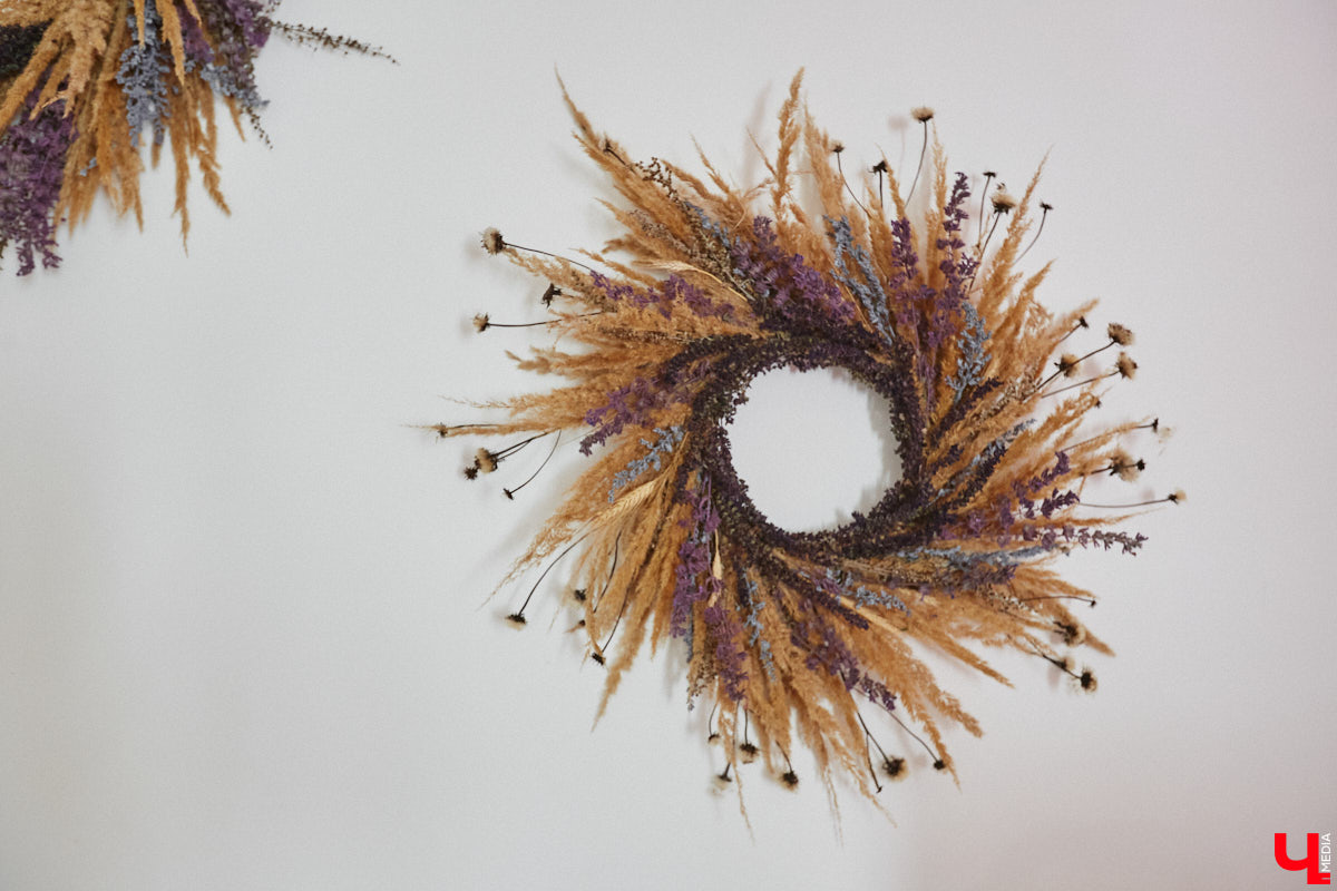 Полина Семина&nbsp;— мастер на&nbsp;все руки. Новый дом, в&nbsp;который они с&nbsp;мужем переехали год назад, она оформила сама. Целиком проработала и&nbsp;реализовала дизайн-концепцию, украсила комнаты своим авторским декором, хендмейд-изделиями и&nbsp;текстилем. Все это оказалось под силу хрупкой девушке, которая с&nbsp;удовольствием провела нам экскурсию по&nbsp;своему этножилищу.