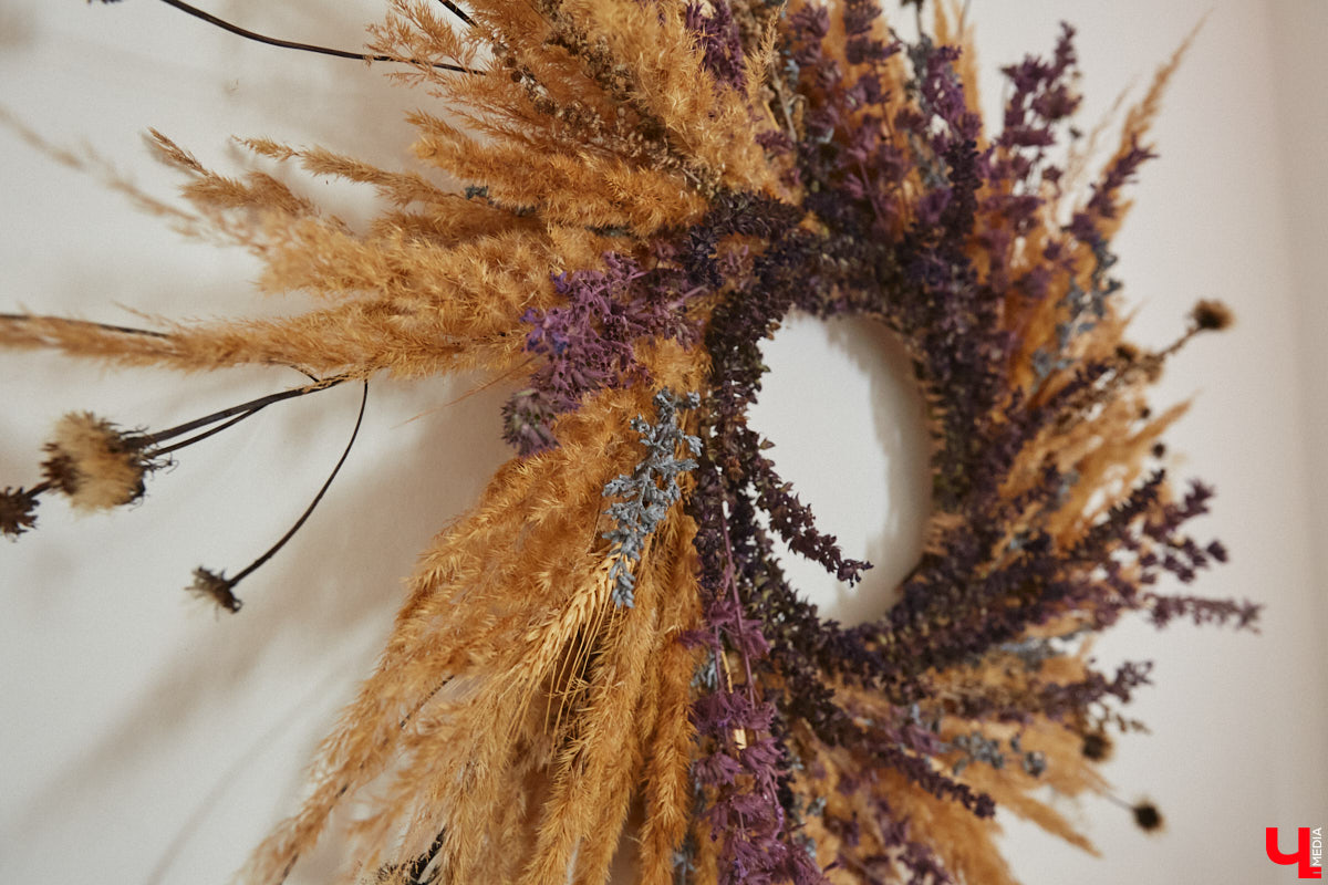 Полина Семина&nbsp;— мастер на&nbsp;все руки. Новый дом, в&nbsp;который они с&nbsp;мужем переехали год назад, она оформила сама. Целиком проработала и&nbsp;реализовала дизайн-концепцию, украсила комнаты своим авторским декором, хендмейд-изделиями и&nbsp;текстилем. Все это оказалось под силу хрупкой девушке, которая с&nbsp;удовольствием провела нам экскурсию по&nbsp;своему этножилищу.