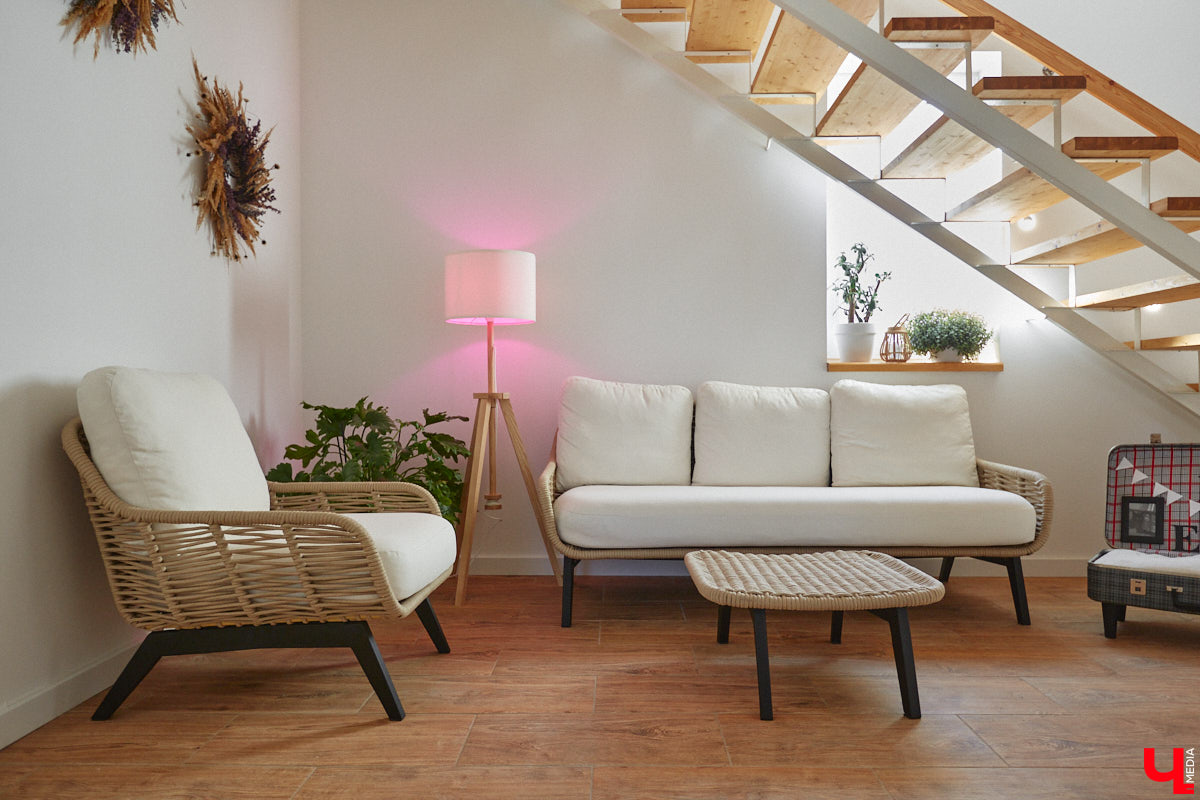 Полина Семина&nbsp;— мастер на&nbsp;все руки. Новый дом, в&nbsp;который они с&nbsp;мужем переехали год назад, она оформила сама. Целиком проработала и&nbsp;реализовала дизайн-концепцию, украсила комнаты своим авторским декором, хендмейд-изделиями и&nbsp;текстилем. Все это оказалось под силу хрупкой девушке, которая с&nbsp;удовольствием провела нам экскурсию по&nbsp;своему этножилищу.