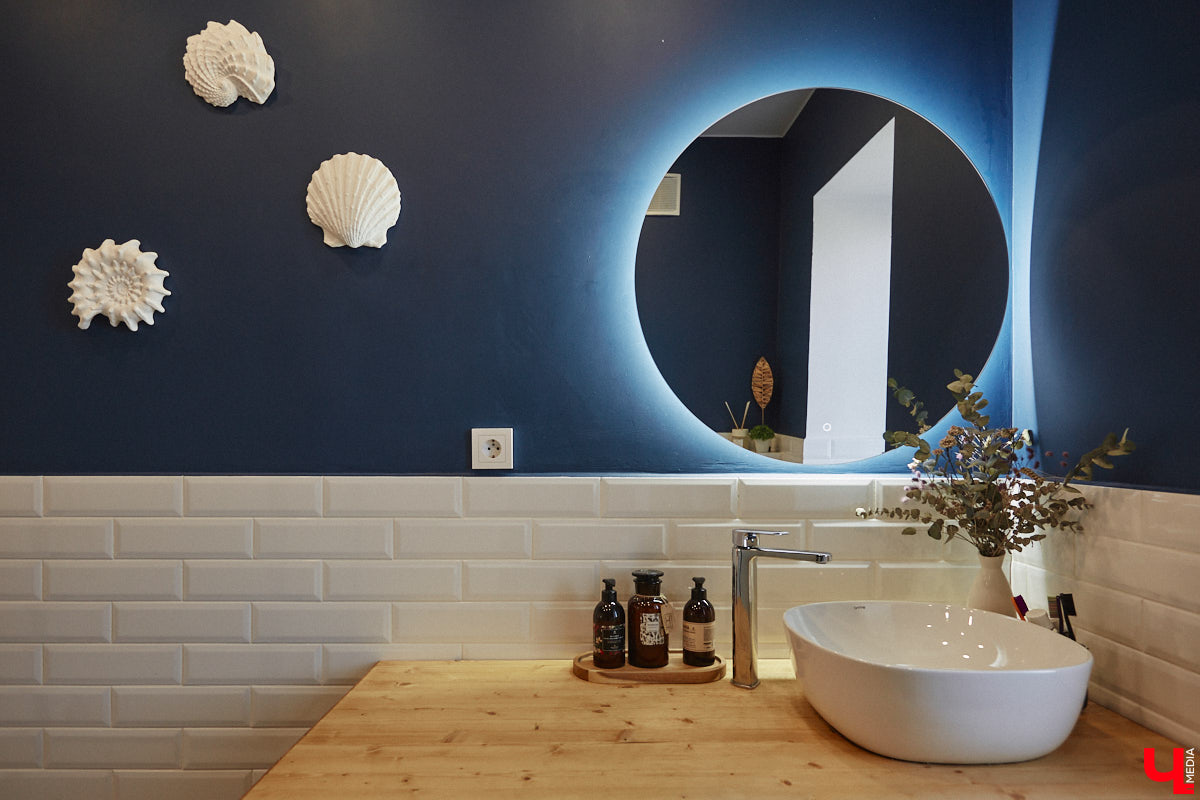 Полина Семина&nbsp;— мастер на&nbsp;все руки. Новый дом, в&nbsp;который они с&nbsp;мужем переехали год назад, она оформила сама. Целиком проработала и&nbsp;реализовала дизайн-концепцию, украсила комнаты своим авторским декором, хендмейд-изделиями и&nbsp;текстилем. Все это оказалось под силу хрупкой девушке, которая с&nbsp;удовольствием провела нам экскурсию по&nbsp;своему этножилищу.