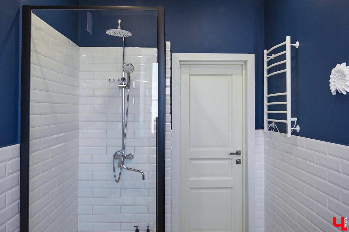 Полина Семина&nbsp;— мастер на&nbsp;все руки. Новый дом, в&nbsp;который они с&nbsp;мужем переехали год назад, она оформила сама. Целиком проработала и&nbsp;реализовала дизайн-концепцию, украсила комнаты своим авторским декором, хендмейд-изделиями и&nbsp;текстилем. Все это оказалось под силу хрупкой девушке, которая с&nbsp;удовольствием провела нам экскурсию по&nbsp;своему этножилищу.