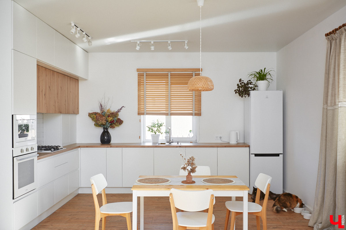 Полина Семина&nbsp;— мастер на&nbsp;все руки. Новый дом, в&nbsp;который они с&nbsp;мужем переехали год назад, она оформила сама. Целиком проработала и&nbsp;реализовала дизайн-концепцию, украсила комнаты своим авторским декором, хендмейд-изделиями и&nbsp;текстилем. Все это оказалось под силу хрупкой девушке, которая с&nbsp;удовольствием провела нам экскурсию по&nbsp;своему этножилищу.