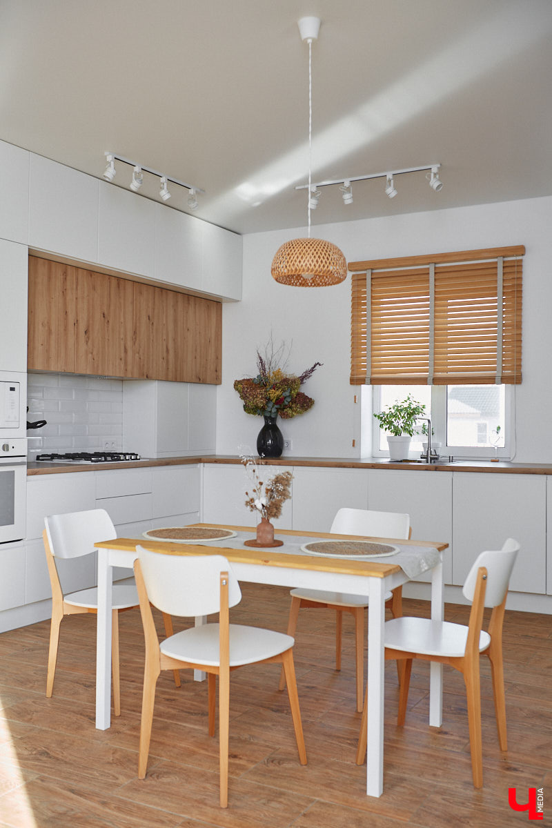 Полина Семина&nbsp;— мастер на&nbsp;все руки. Новый дом, в&nbsp;который они с&nbsp;мужем переехали год назад, она оформила сама. Целиком проработала и&nbsp;реализовала дизайн-концепцию, украсила комнаты своим авторским декором, хендмейд-изделиями и&nbsp;текстилем. Все это оказалось под силу хрупкой девушке, которая с&nbsp;удовольствием провела нам экскурсию по&nbsp;своему этножилищу.