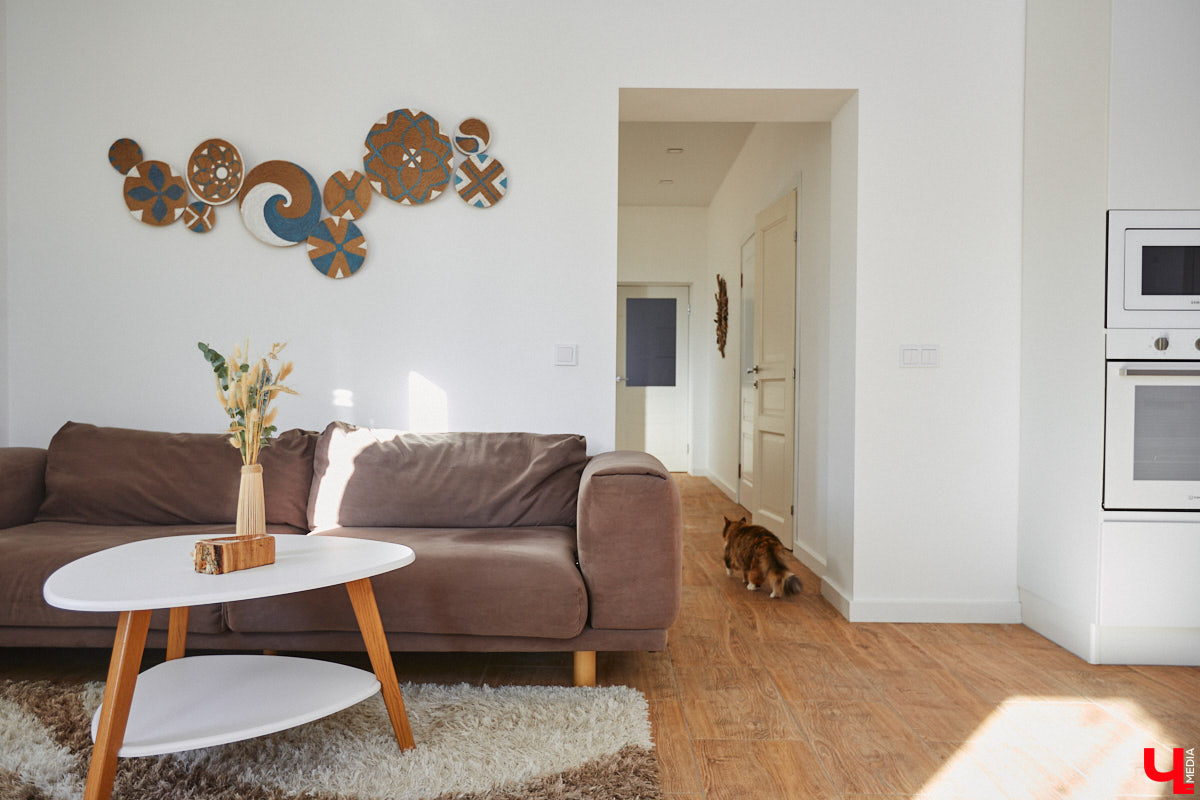 Полина Семина&nbsp;— мастер на&nbsp;все руки. Новый дом, в&nbsp;который они с&nbsp;мужем переехали год назад, она оформила сама. Целиком проработала и&nbsp;реализовала дизайн-концепцию, украсила комнаты своим авторским декором, хендмейд-изделиями и&nbsp;текстилем. Все это оказалось под силу хрупкой девушке, которая с&nbsp;удовольствием провела нам экскурсию по&nbsp;своему этножилищу.