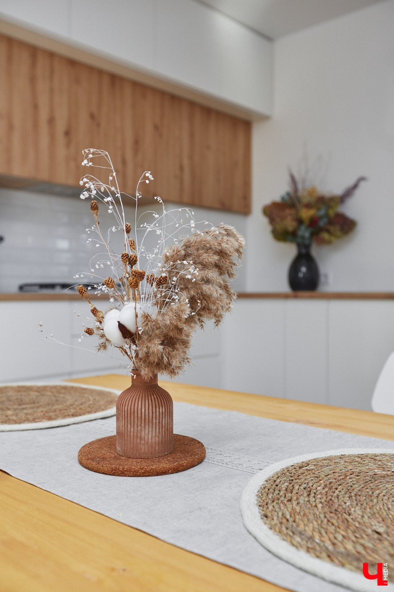 Полина Семина&nbsp;— мастер на&nbsp;все руки. Новый дом, в&nbsp;который они с&nbsp;мужем переехали год назад, она оформила сама. Целиком проработала и&nbsp;реализовала дизайн-концепцию, украсила комнаты своим авторским декором, хендмейд-изделиями и&nbsp;текстилем. Все это оказалось под силу хрупкой девушке, которая с&nbsp;удовольствием провела нам экскурсию по&nbsp;своему этножилищу.