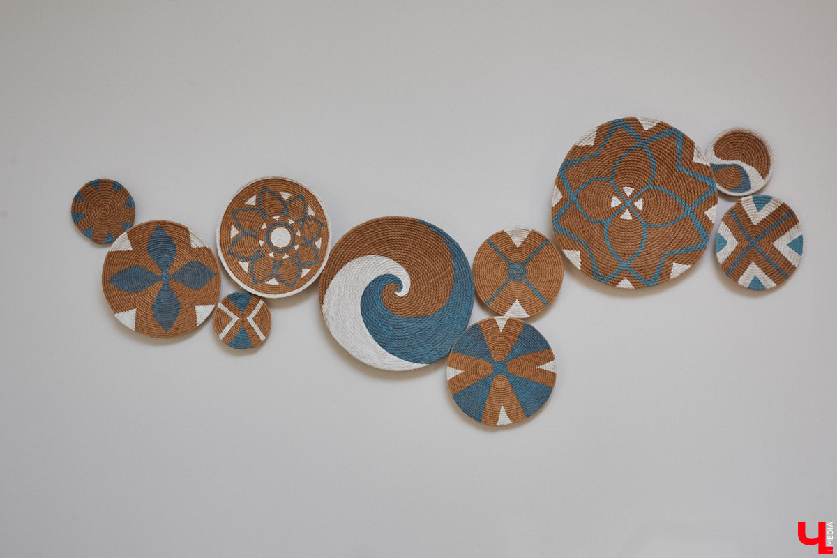 Полина Семина&nbsp;— мастер на&nbsp;все руки. Новый дом, в&nbsp;который они с&nbsp;мужем переехали год назад, она оформила сама. Целиком проработала и&nbsp;реализовала дизайн-концепцию, украсила комнаты своим авторским декором, хендмейд-изделиями и&nbsp;текстилем. Все это оказалось под силу хрупкой девушке, которая с&nbsp;удовольствием провела нам экскурсию по&nbsp;своему этножилищу.