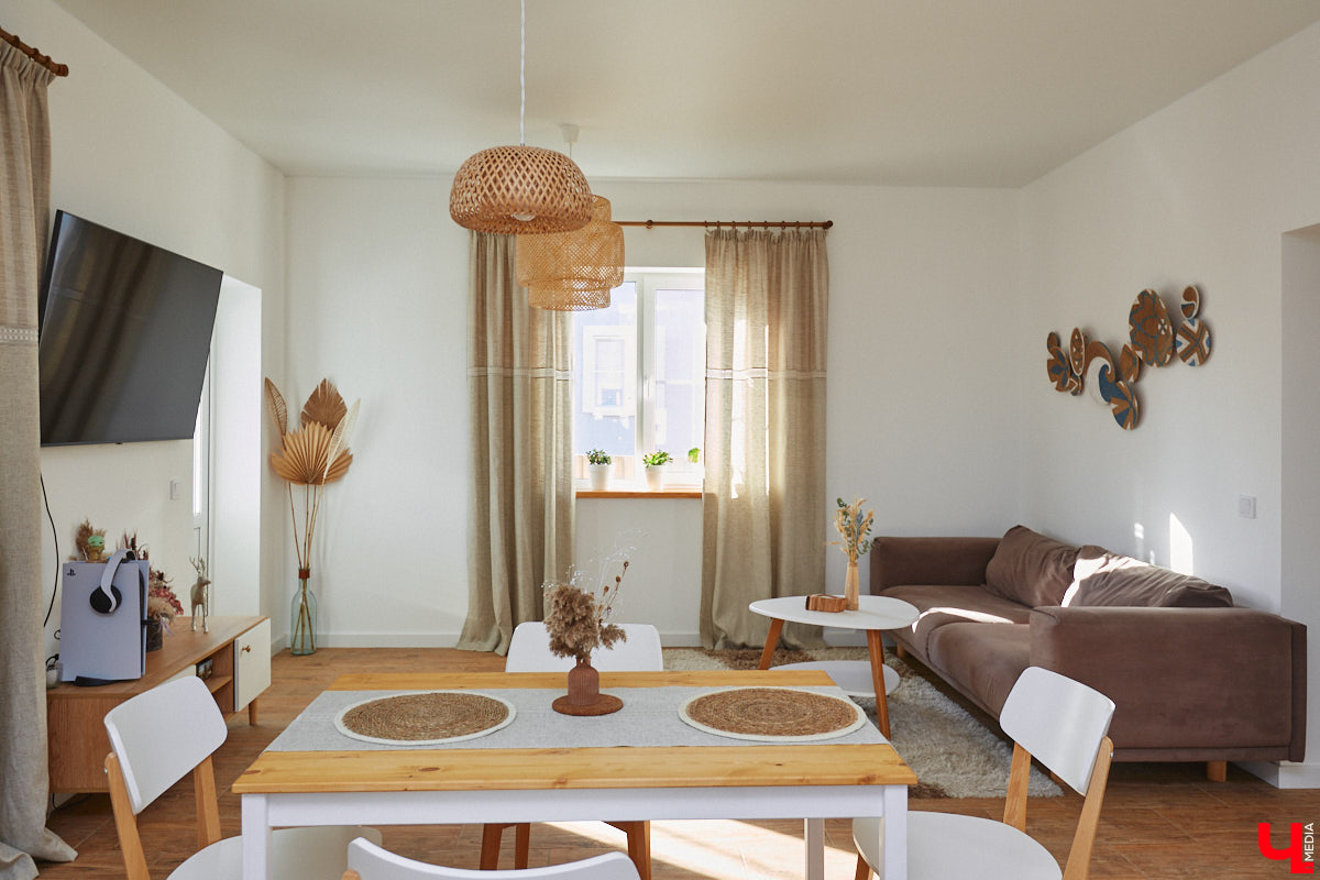 Полина Семина&nbsp;— мастер на&nbsp;все руки. Новый дом, в&nbsp;который они с&nbsp;мужем переехали год назад, она оформила сама. Целиком проработала и&nbsp;реализовала дизайн-концепцию, украсила комнаты своим авторским декором, хендмейд-изделиями и&nbsp;текстилем. Все это оказалось под силу хрупкой девушке, которая с&nbsp;удовольствием провела нам экскурсию по&nbsp;своему этножилищу.