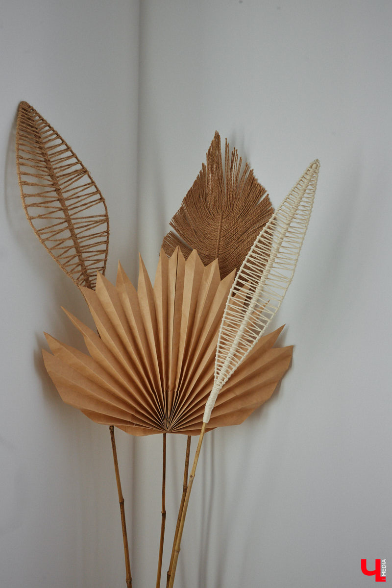 Полина Семина&nbsp;— мастер на&nbsp;все руки. Новый дом, в&nbsp;который они с&nbsp;мужем переехали год назад, она оформила сама. Целиком проработала и&nbsp;реализовала дизайн-концепцию, украсила комнаты своим авторским декором, хендмейд-изделиями и&nbsp;текстилем. Все это оказалось под силу хрупкой девушке, которая с&nbsp;удовольствием провела нам экскурсию по&nbsp;своему этножилищу.