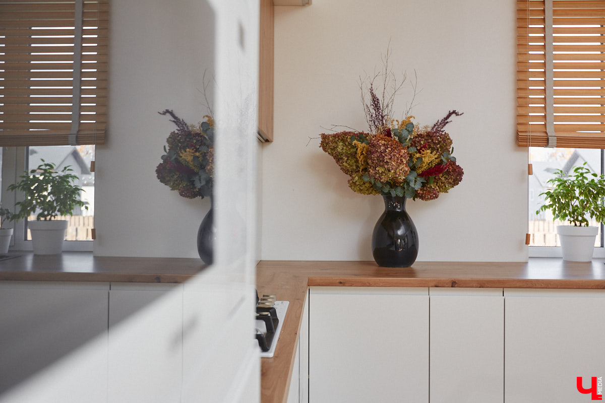 Полина Семина&nbsp;— мастер на&nbsp;все руки. Новый дом, в&nbsp;который они с&nbsp;мужем переехали год назад, она оформила сама. Целиком проработала и&nbsp;реализовала дизайн-концепцию, украсила комнаты своим авторским декором, хендмейд-изделиями и&nbsp;текстилем. Все это оказалось под силу хрупкой девушке, которая с&nbsp;удовольствием провела нам экскурсию по&nbsp;своему этножилищу.