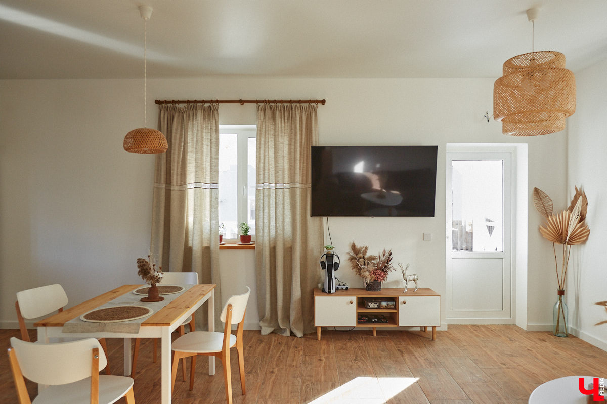 Полина Семина&nbsp;— мастер на&nbsp;все руки. Новый дом, в&nbsp;который они с&nbsp;мужем переехали год назад, она оформила сама. Целиком проработала и&nbsp;реализовала дизайн-концепцию, украсила комнаты своим авторским декором, хендмейд-изделиями и&nbsp;текстилем. Все это оказалось под силу хрупкой девушке, которая с&nbsp;удовольствием провела нам экскурсию по&nbsp;своему этножилищу.