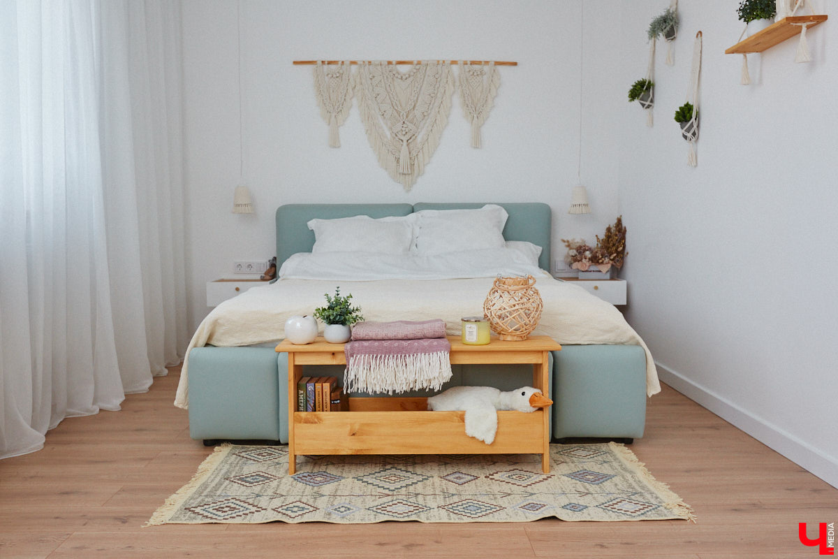 Полина Семина&nbsp;— мастер на&nbsp;все руки. Новый дом, в&nbsp;который они с&nbsp;мужем переехали год назад, она оформила сама. Целиком проработала и&nbsp;реализовала дизайн-концепцию, украсила комнаты своим авторским декором, хендмейд-изделиями и&nbsp;текстилем. Все это оказалось под силу хрупкой девушке, которая с&nbsp;удовольствием провела нам экскурсию по&nbsp;своему этножилищу.