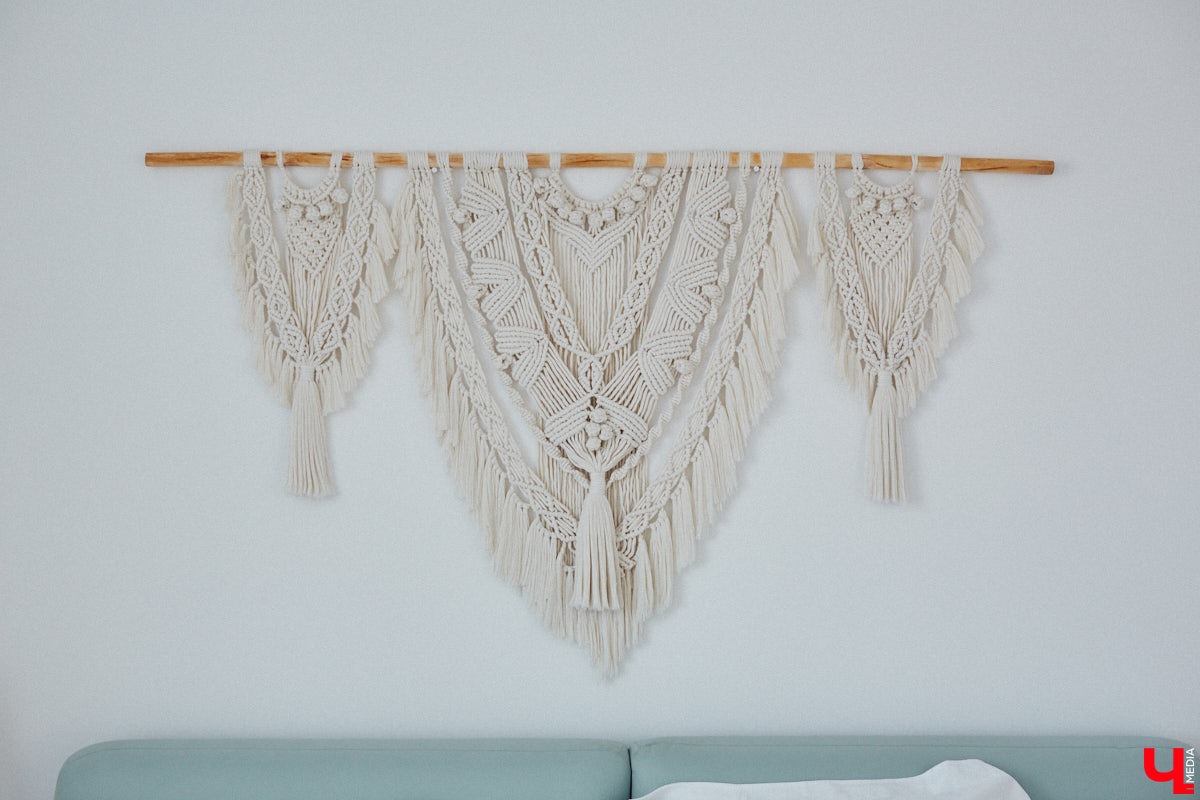 Полина Семина&nbsp;— мастер на&nbsp;все руки. Новый дом, в&nbsp;который они с&nbsp;мужем переехали год назад, она оформила сама. Целиком проработала и&nbsp;реализовала дизайн-концепцию, украсила комнаты своим авторским декором, хендмейд-изделиями и&nbsp;текстилем. Все это оказалось под силу хрупкой девушке, которая с&nbsp;удовольствием провела нам экскурсию по&nbsp;своему этножилищу.