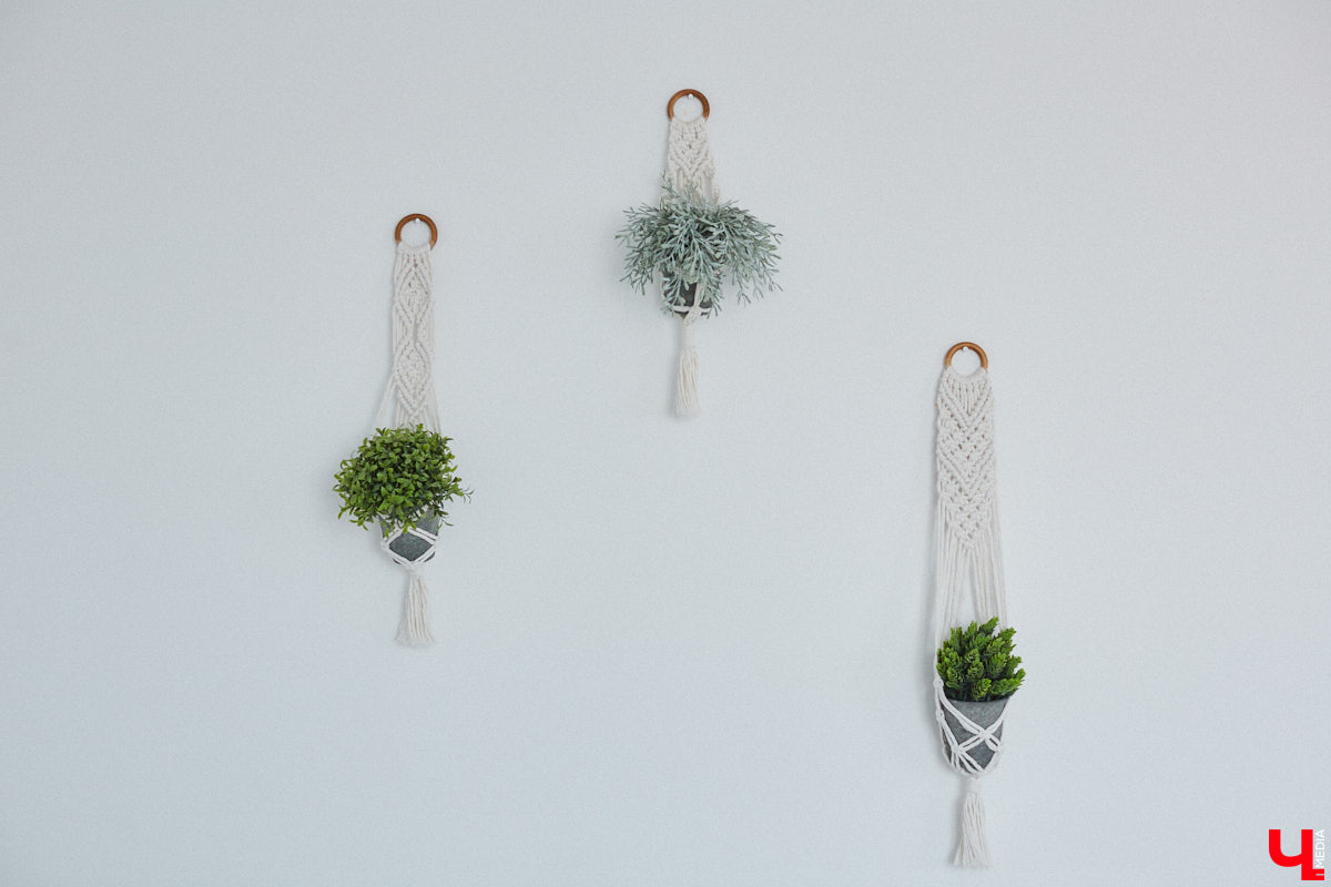 Полина Семина&nbsp;— мастер на&nbsp;все руки. Новый дом, в&nbsp;который они с&nbsp;мужем переехали год назад, она оформила сама. Целиком проработала и&nbsp;реализовала дизайн-концепцию, украсила комнаты своим авторским декором, хендмейд-изделиями и&nbsp;текстилем. Все это оказалось под силу хрупкой девушке, которая с&nbsp;удовольствием провела нам экскурсию по&nbsp;своему этножилищу.