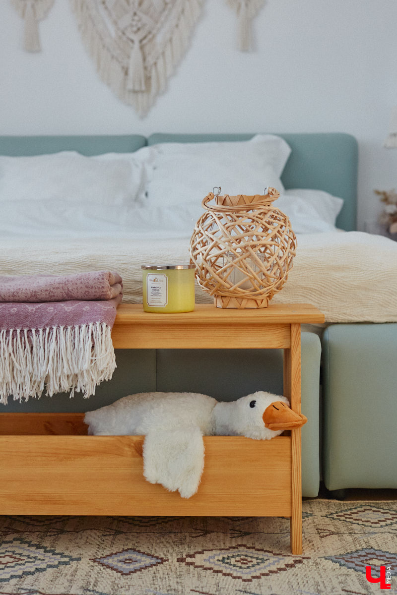 Полина Семина&nbsp;— мастер на&nbsp;все руки. Новый дом, в&nbsp;который они с&nbsp;мужем переехали год назад, она оформила сама. Целиком проработала и&nbsp;реализовала дизайн-концепцию, украсила комнаты своим авторским декором, хендмейд-изделиями и&nbsp;текстилем. Все это оказалось под силу хрупкой девушке, которая с&nbsp;удовольствием провела нам экскурсию по&nbsp;своему этножилищу.