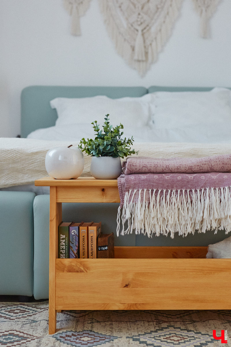 Полина Семина&nbsp;— мастер на&nbsp;все руки. Новый дом, в&nbsp;который они с&nbsp;мужем переехали год назад, она оформила сама. Целиком проработала и&nbsp;реализовала дизайн-концепцию, украсила комнаты своим авторским декором, хендмейд-изделиями и&nbsp;текстилем. Все это оказалось под силу хрупкой девушке, которая с&nbsp;удовольствием провела нам экскурсию по&nbsp;своему этножилищу.