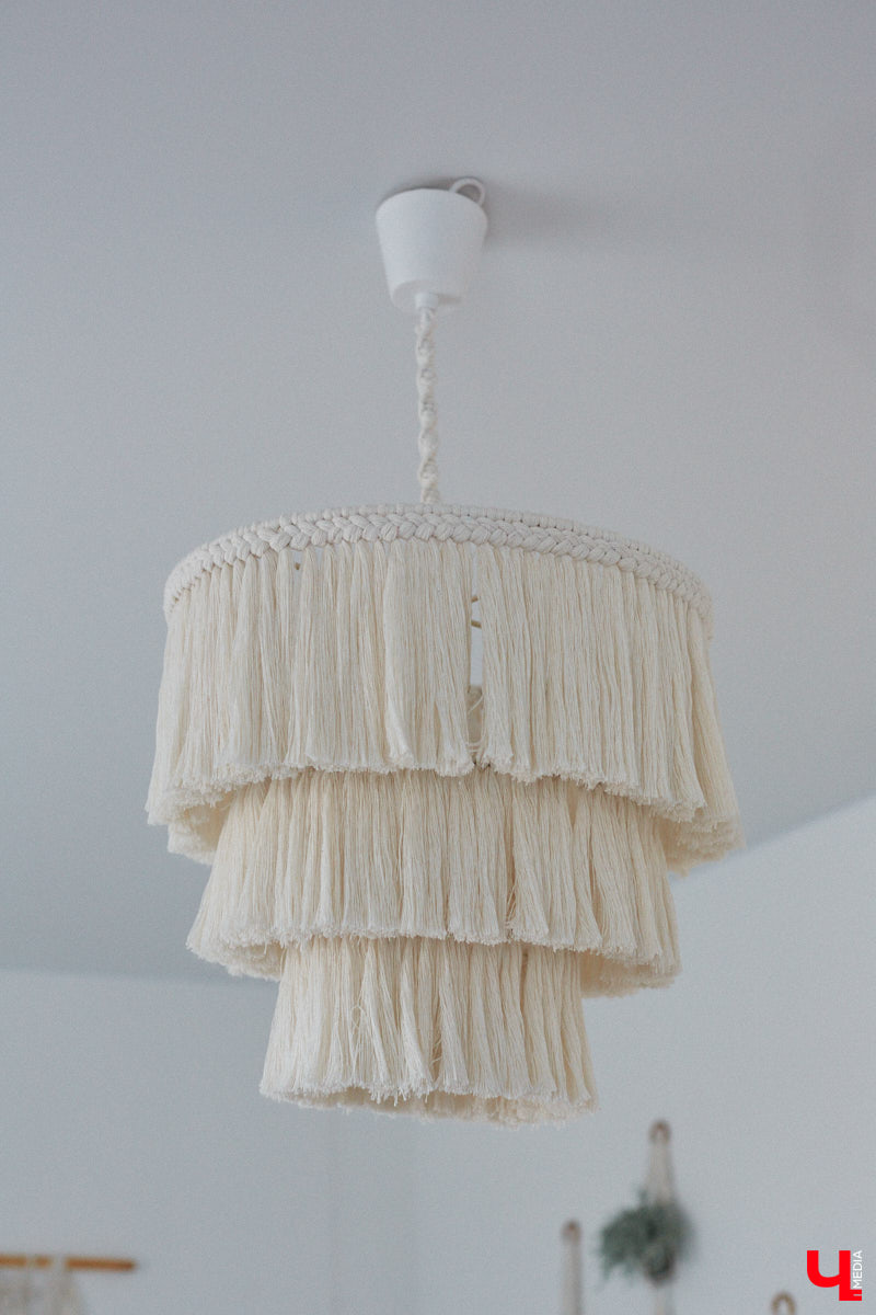 Полина Семина&nbsp;— мастер на&nbsp;все руки. Новый дом, в&nbsp;который они с&nbsp;мужем переехали год назад, она оформила сама. Целиком проработала и&nbsp;реализовала дизайн-концепцию, украсила комнаты своим авторским декором, хендмейд-изделиями и&nbsp;текстилем. Все это оказалось под силу хрупкой девушке, которая с&nbsp;удовольствием провела нам экскурсию по&nbsp;своему этножилищу.