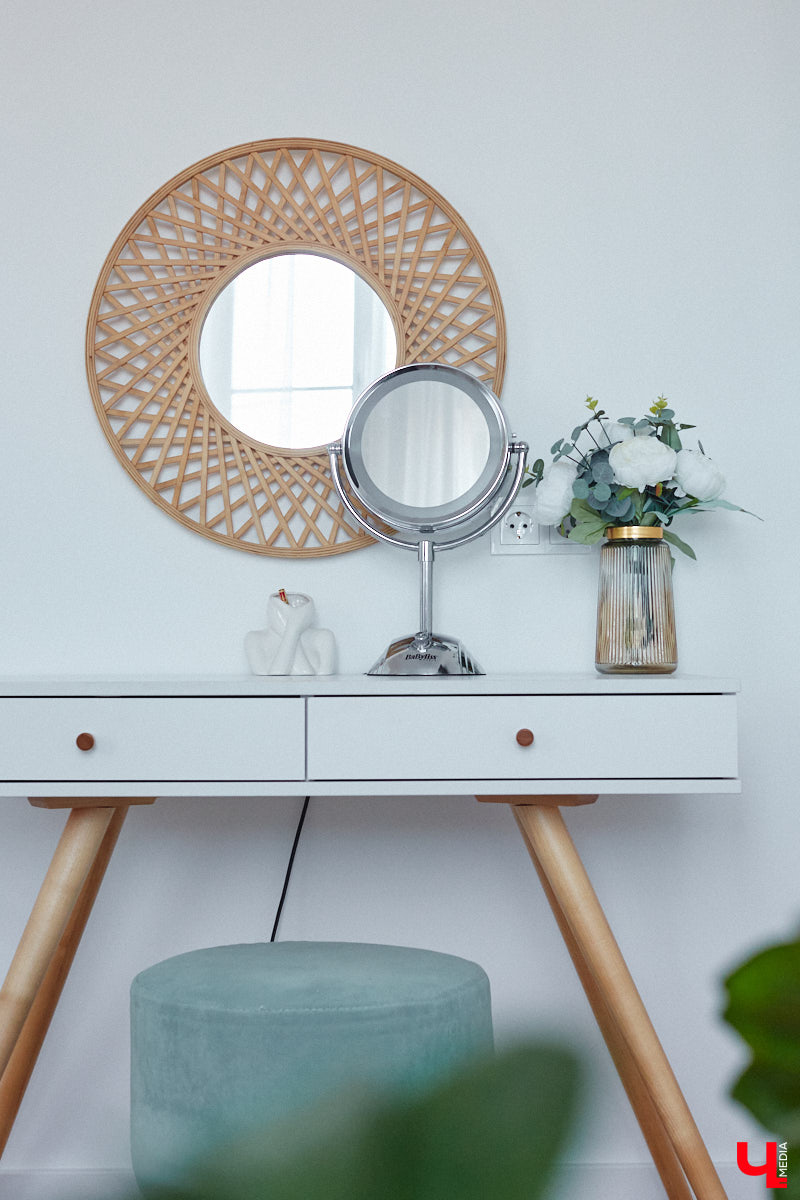 Полина Семина&nbsp;— мастер на&nbsp;все руки. Новый дом, в&nbsp;который они с&nbsp;мужем переехали год назад, она оформила сама. Целиком проработала и&nbsp;реализовала дизайн-концепцию, украсила комнаты своим авторским декором, хендмейд-изделиями и&nbsp;текстилем. Все это оказалось под силу хрупкой девушке, которая с&nbsp;удовольствием провела нам экскурсию по&nbsp;своему этножилищу.