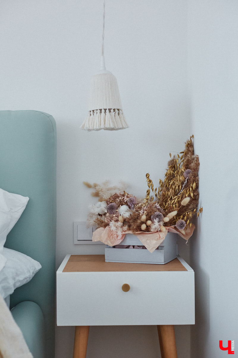 Полина Семина&nbsp;— мастер на&nbsp;все руки. Новый дом, в&nbsp;который они с&nbsp;мужем переехали год назад, она оформила сама. Целиком проработала и&nbsp;реализовала дизайн-концепцию, украсила комнаты своим авторским декором, хендмейд-изделиями и&nbsp;текстилем. Все это оказалось под силу хрупкой девушке, которая с&nbsp;удовольствием провела нам экскурсию по&nbsp;своему этножилищу.