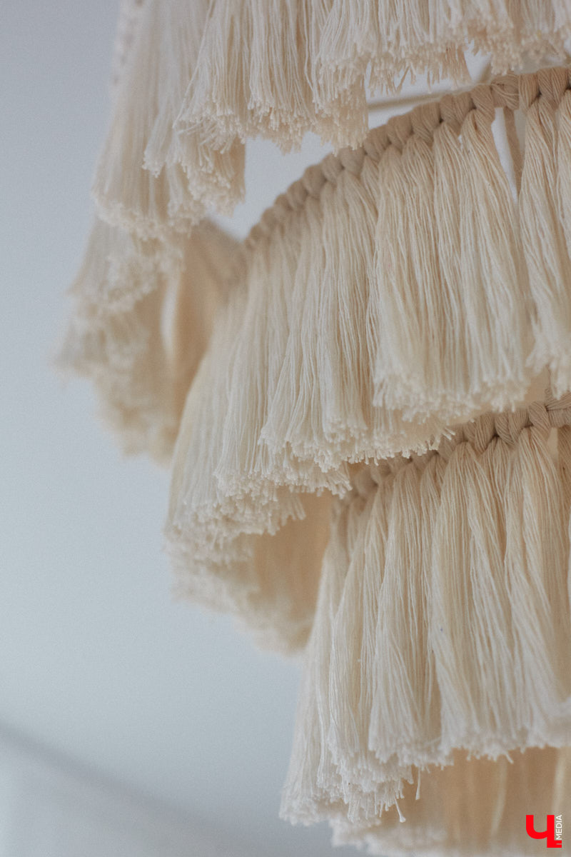 Полина Семина&nbsp;— мастер на&nbsp;все руки. Новый дом, в&nbsp;который они с&nbsp;мужем переехали год назад, она оформила сама. Целиком проработала и&nbsp;реализовала дизайн-концепцию, украсила комнаты своим авторским декором, хендмейд-изделиями и&nbsp;текстилем. Все это оказалось под силу хрупкой девушке, которая с&nbsp;удовольствием провела нам экскурсию по&nbsp;своему этножилищу.