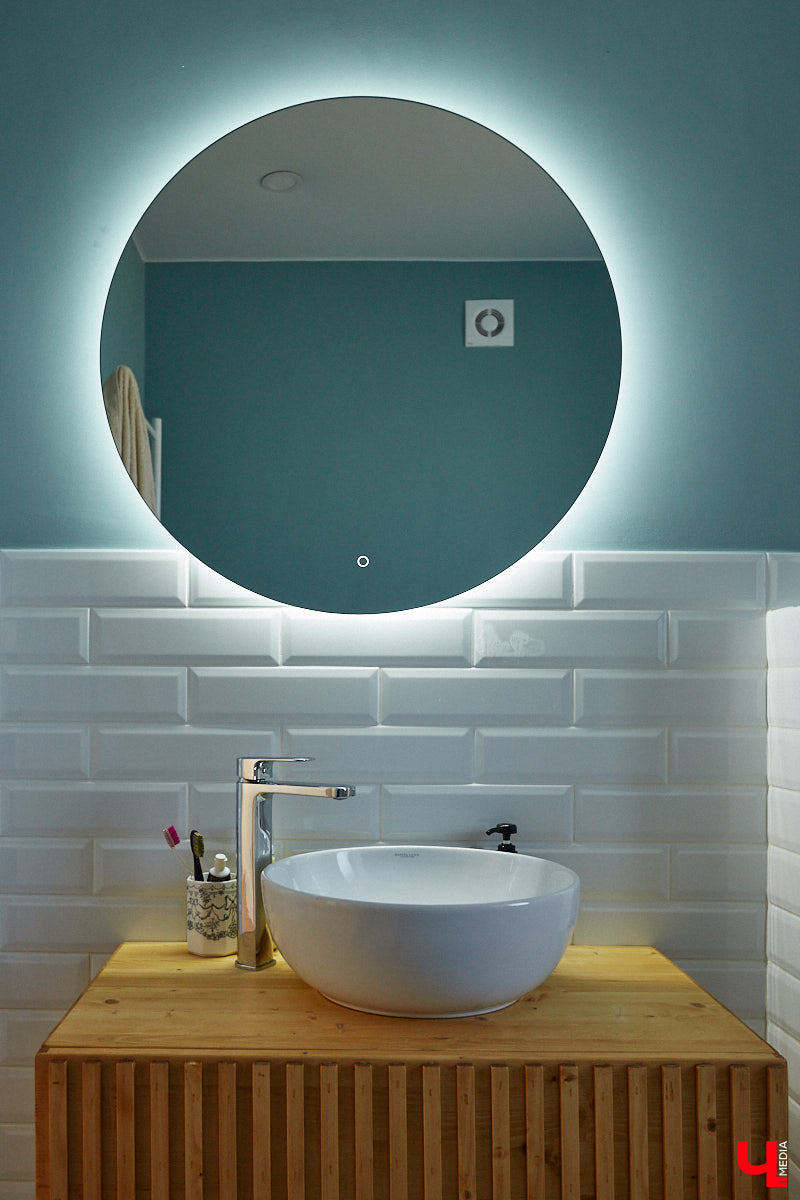 Полина Семина&nbsp;— мастер на&nbsp;все руки. Новый дом, в&nbsp;который они с&nbsp;мужем переехали год назад, она оформила сама. Целиком проработала и&nbsp;реализовала дизайн-концепцию, украсила комнаты своим авторским декором, хендмейд-изделиями и&nbsp;текстилем. Все это оказалось под силу хрупкой девушке, которая с&nbsp;удовольствием провела нам экскурсию по&nbsp;своему этножилищу.