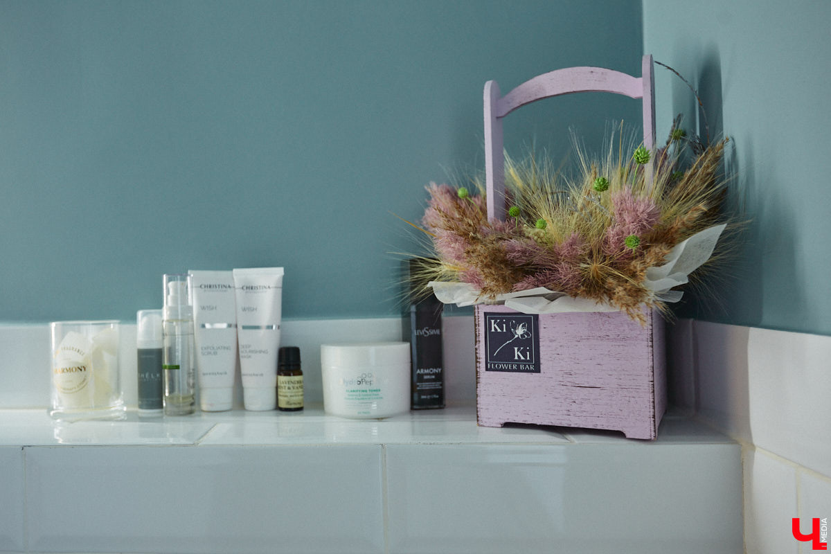 Полина Семина&nbsp;— мастер на&nbsp;все руки. Новый дом, в&nbsp;который они с&nbsp;мужем переехали год назад, она оформила сама. Целиком проработала и&nbsp;реализовала дизайн-концепцию, украсила комнаты своим авторским декором, хендмейд-изделиями и&nbsp;текстилем. Все это оказалось под силу хрупкой девушке, которая с&nbsp;удовольствием провела нам экскурсию по&nbsp;своему этножилищу.