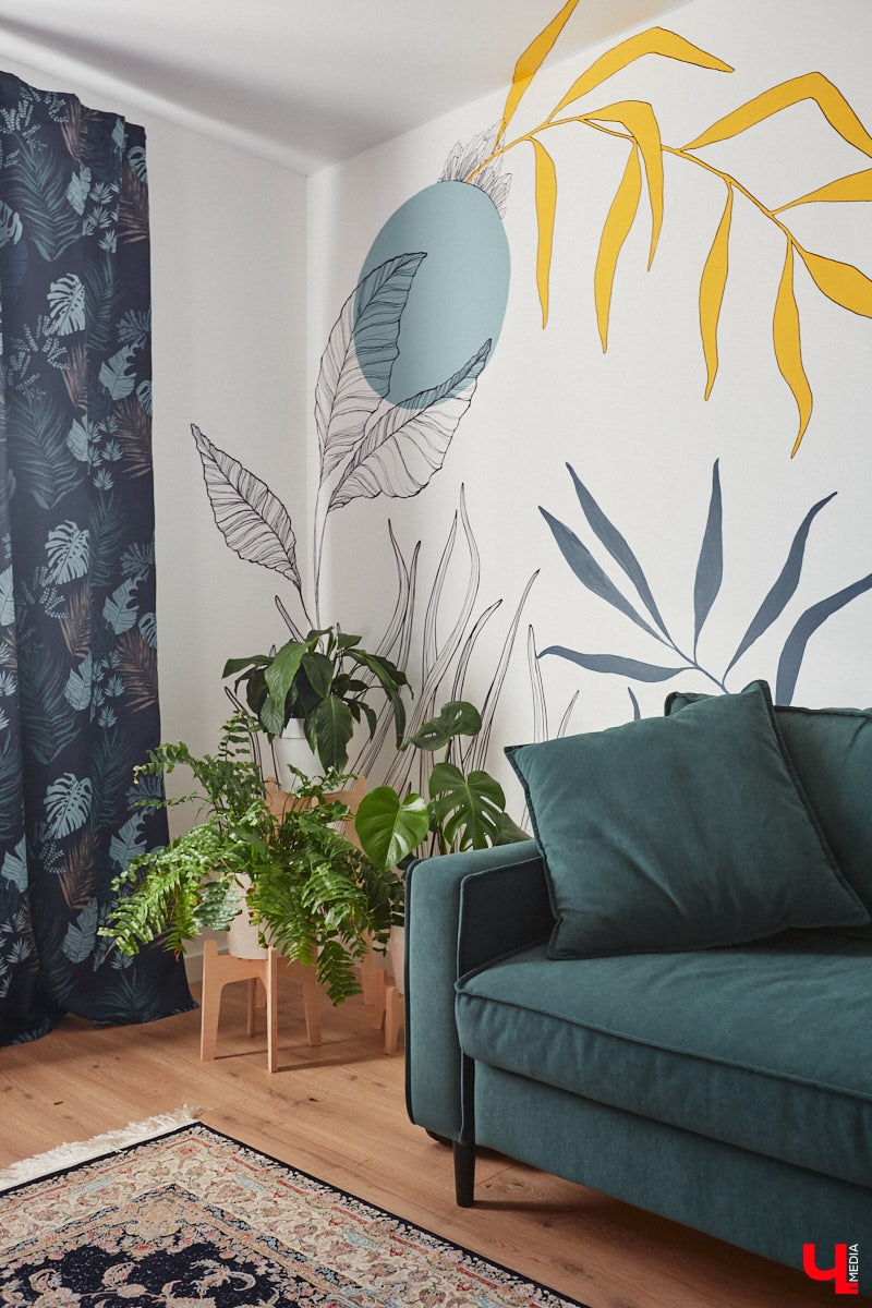 Полина Семина&nbsp;— мастер на&nbsp;все руки. Новый дом, в&nbsp;который они с&nbsp;мужем переехали год назад, она оформила сама. Целиком проработала и&nbsp;реализовала дизайн-концепцию, украсила комнаты своим авторским декором, хендмейд-изделиями и&nbsp;текстилем. Все это оказалось под силу хрупкой девушке, которая с&nbsp;удовольствием провела нам экскурсию по&nbsp;своему этножилищу.