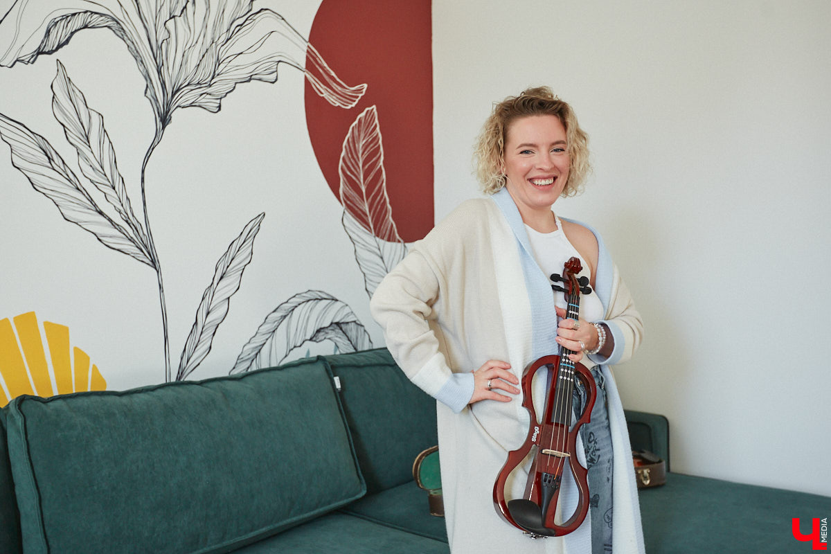 Полина Семина&nbsp;— мастер на&nbsp;все руки. Новый дом, в&nbsp;который они с&nbsp;мужем переехали год назад, она оформила сама. Целиком проработала и&nbsp;реализовала дизайн-концепцию, украсила комнаты своим авторским декором, хендмейд-изделиями и&nbsp;текстилем. Все это оказалось под силу хрупкой девушке, которая с&nbsp;удовольствием провела нам экскурсию по&nbsp;своему этножилищу.