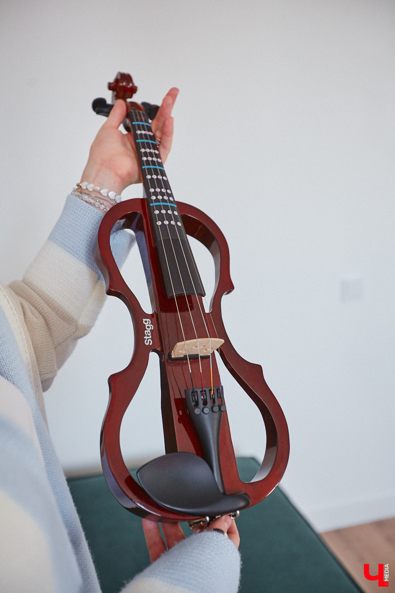 Полина Семина&nbsp;— мастер на&nbsp;все руки. Новый дом, в&nbsp;который они с&nbsp;мужем переехали год назад, она оформила сама. Целиком проработала и&nbsp;реализовала дизайн-концепцию, украсила комнаты своим авторским декором, хендмейд-изделиями и&nbsp;текстилем. Все это оказалось под силу хрупкой девушке, которая с&nbsp;удовольствием провела нам экскурсию по&nbsp;своему этножилищу.