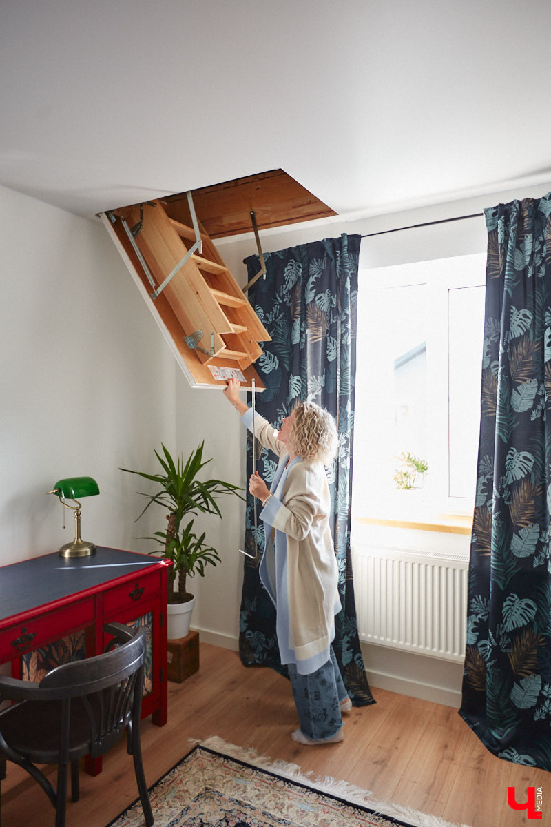 Полина Семина&nbsp;— мастер на&nbsp;все руки. Новый дом, в&nbsp;который они с&nbsp;мужем переехали год назад, она оформила сама. Целиком проработала и&nbsp;реализовала дизайн-концепцию, украсила комнаты своим авторским декором, хендмейд-изделиями и&nbsp;текстилем. Все это оказалось под силу хрупкой девушке, которая с&nbsp;удовольствием провела нам экскурсию по&nbsp;своему этножилищу.