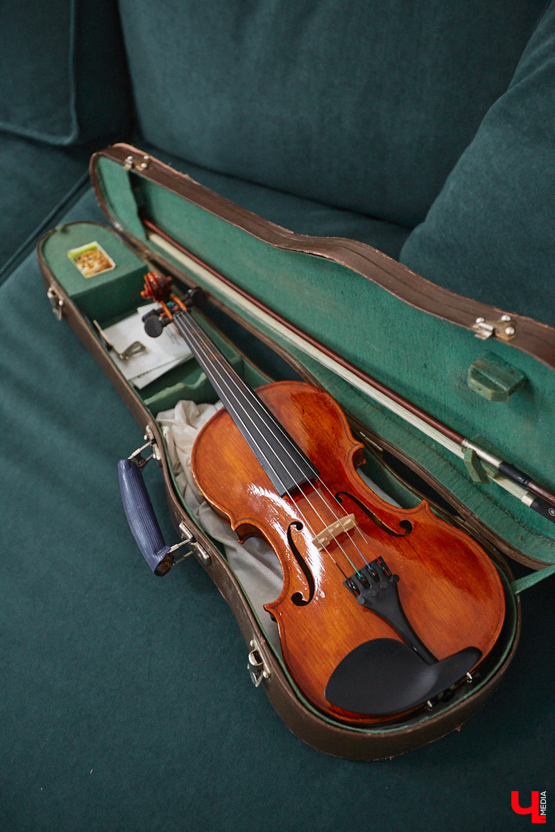 Полина Семина&nbsp;— мастер на&nbsp;все руки. Новый дом, в&nbsp;который они с&nbsp;мужем переехали год назад, она оформила сама. Целиком проработала и&nbsp;реализовала дизайн-концепцию, украсила комнаты своим авторским декором, хендмейд-изделиями и&nbsp;текстилем. Все это оказалось под силу хрупкой девушке, которая с&nbsp;удовольствием провела нам экскурсию по&nbsp;своему этножилищу.