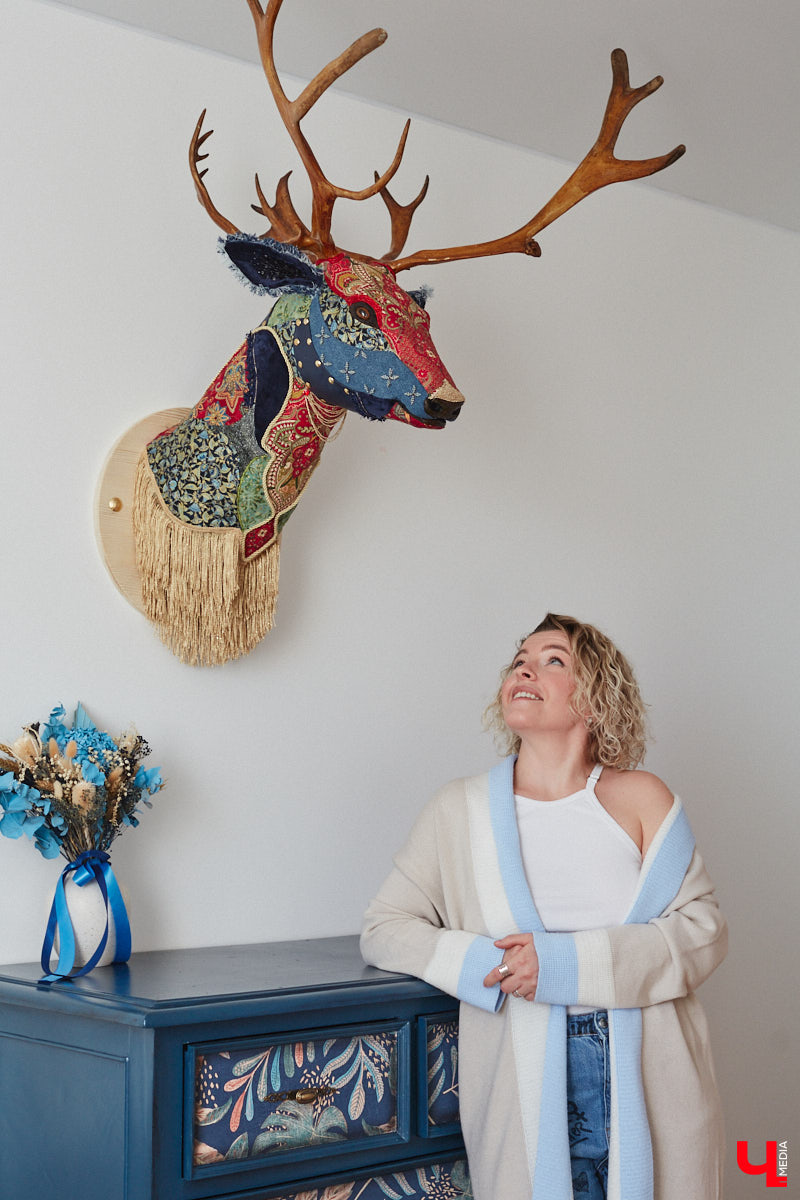 Полина Семина&nbsp;— мастер на&nbsp;все руки. Новый дом, в&nbsp;который они с&nbsp;мужем переехали год назад, она оформила сама. Целиком проработала и&nbsp;реализовала дизайн-концепцию, украсила комнаты своим авторским декором, хендмейд-изделиями и&nbsp;текстилем. Все это оказалось под силу хрупкой девушке, которая с&nbsp;удовольствием провела нам экскурсию по&nbsp;своему этножилищу.