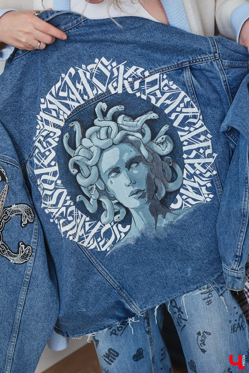 Полина Семина&nbsp;— мастер на&nbsp;все руки. Новый дом, в&nbsp;который они с&nbsp;мужем переехали год назад, она оформила сама. Целиком проработала и&nbsp;реализовала дизайн-концепцию, украсила комнаты своим авторским декором, хендмейд-изделиями и&nbsp;текстилем. Все это оказалось под силу хрупкой девушке, которая с&nbsp;удовольствием провела нам экскурсию по&nbsp;своему этножилищу.