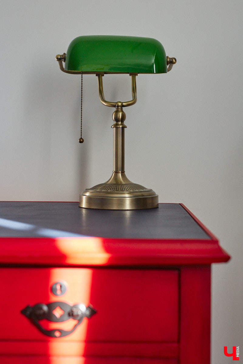 Полина Семина&nbsp;— мастер на&nbsp;все руки. Новый дом, в&nbsp;который они с&nbsp;мужем переехали год назад, она оформила сама. Целиком проработала и&nbsp;реализовала дизайн-концепцию, украсила комнаты своим авторским декором, хендмейд-изделиями и&nbsp;текстилем. Все это оказалось под силу хрупкой девушке, которая с&nbsp;удовольствием провела нам экскурсию по&nbsp;своему этножилищу.