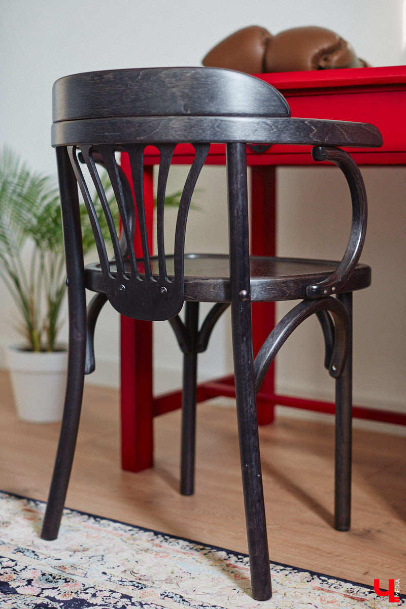 Полина Семина&nbsp;— мастер на&nbsp;все руки. Новый дом, в&nbsp;который они с&nbsp;мужем переехали год назад, она оформила сама. Целиком проработала и&nbsp;реализовала дизайн-концепцию, украсила комнаты своим авторским декором, хендмейд-изделиями и&nbsp;текстилем. Все это оказалось под силу хрупкой девушке, которая с&nbsp;удовольствием провела нам экскурсию по&nbsp;своему этножилищу.