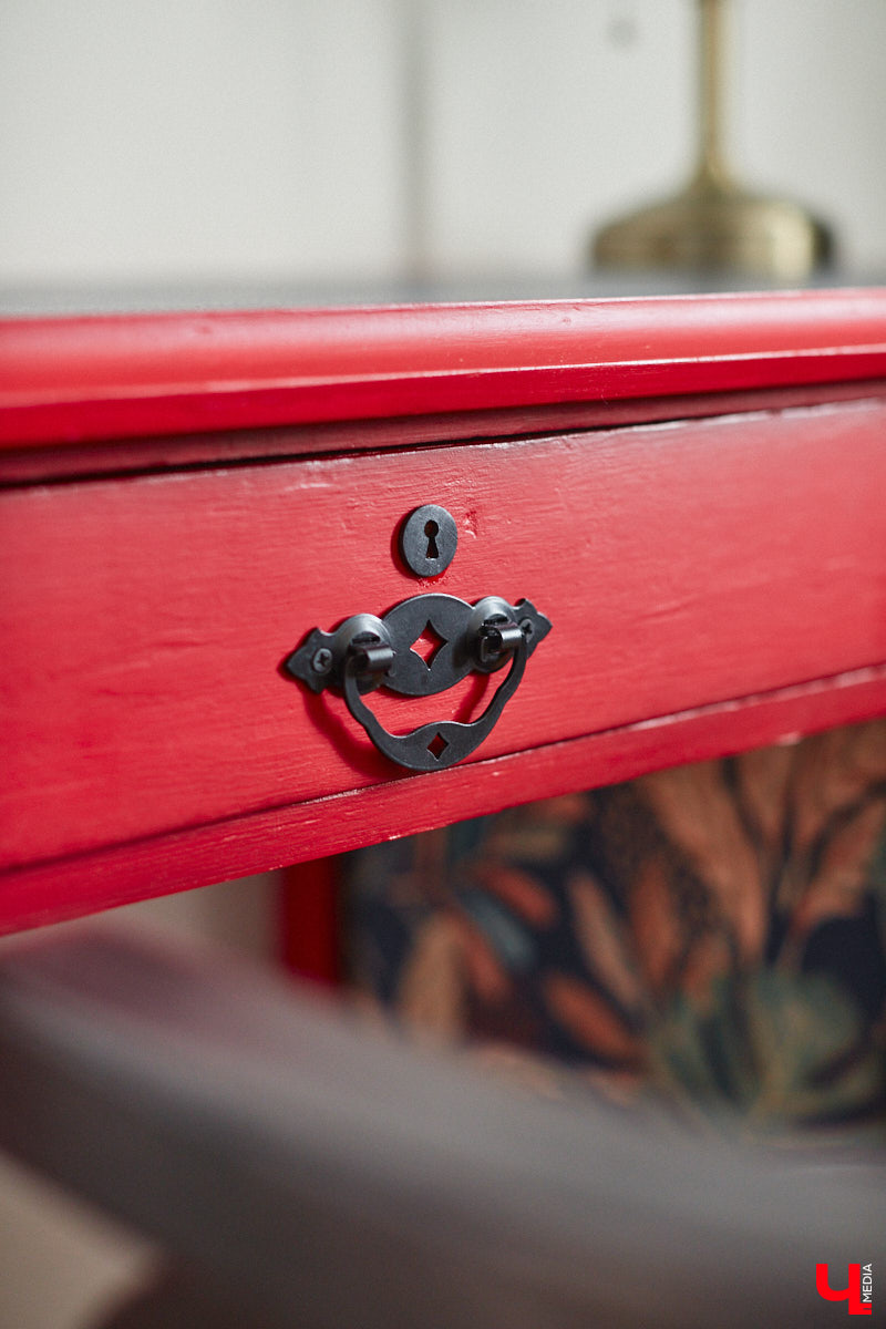 Полина Семина&nbsp;— мастер на&nbsp;все руки. Новый дом, в&nbsp;который они с&nbsp;мужем переехали год назад, она оформила сама. Целиком проработала и&nbsp;реализовала дизайн-концепцию, украсила комнаты своим авторским декором, хендмейд-изделиями и&nbsp;текстилем. Все это оказалось под силу хрупкой девушке, которая с&nbsp;удовольствием провела нам экскурсию по&nbsp;своему этножилищу.