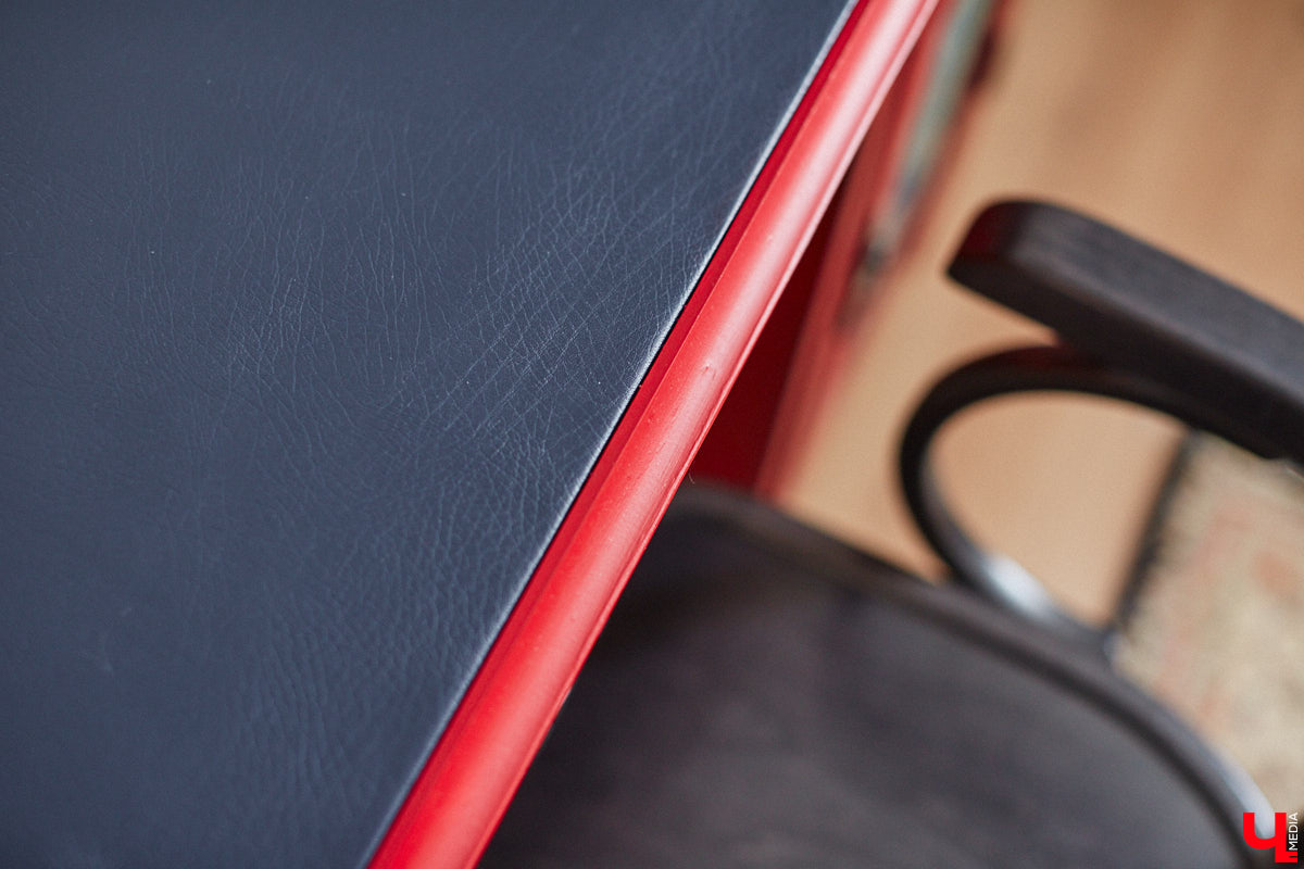 Полина Семина&nbsp;— мастер на&nbsp;все руки. Новый дом, в&nbsp;который они с&nbsp;мужем переехали год назад, она оформила сама. Целиком проработала и&nbsp;реализовала дизайн-концепцию, украсила комнаты своим авторским декором, хендмейд-изделиями и&nbsp;текстилем. Все это оказалось под силу хрупкой девушке, которая с&nbsp;удовольствием провела нам экскурсию по&nbsp;своему этножилищу.